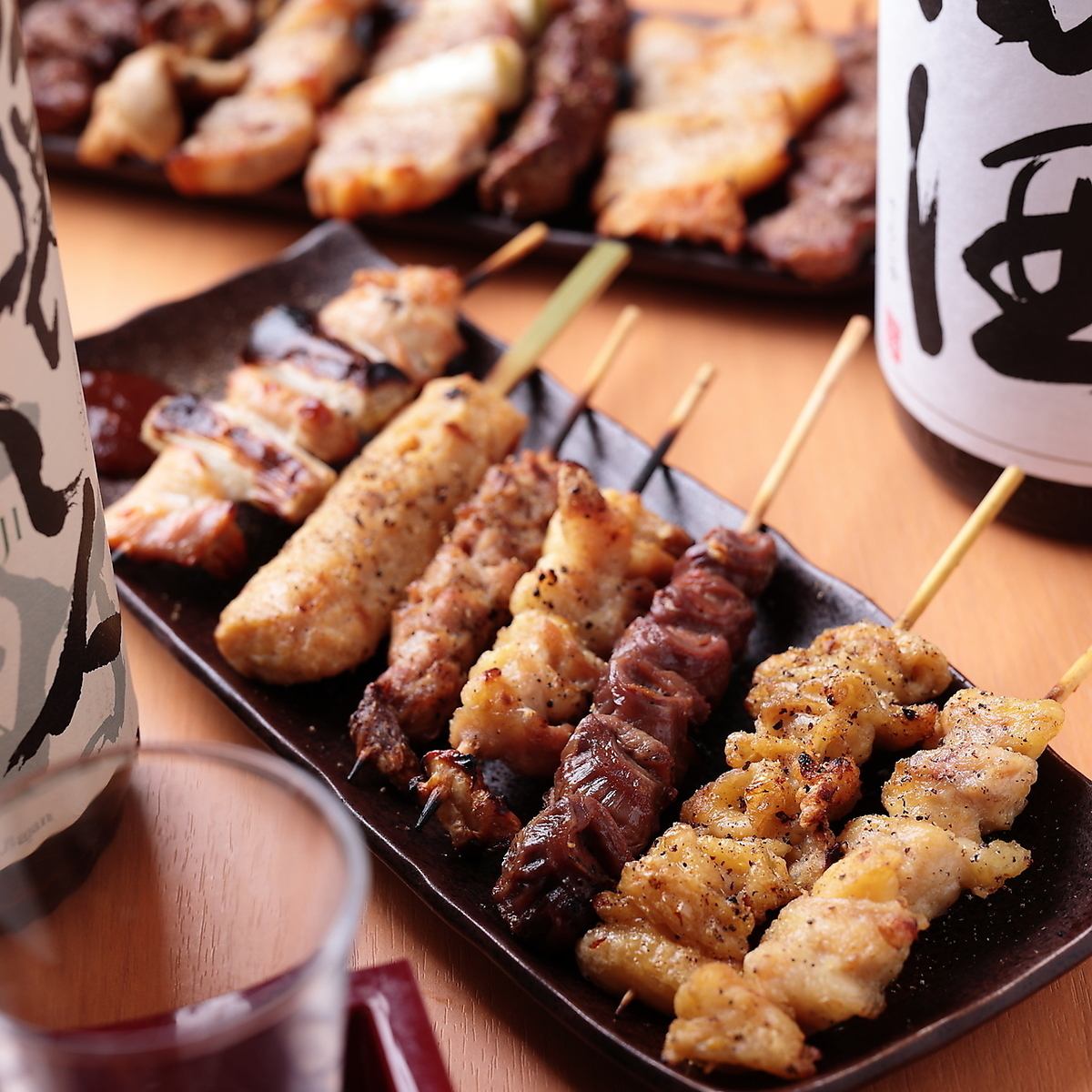 人气商品烤猪肉串每串99日元起！我们还可承办各种宴会。
