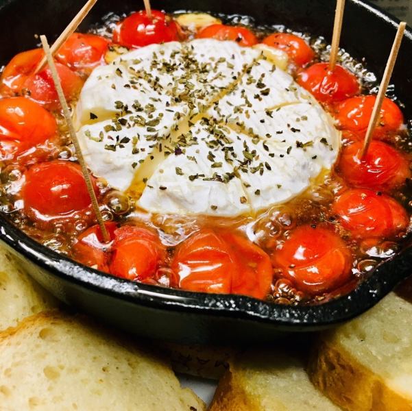 Whole Camembert cheese and cherry tomato Ahijo