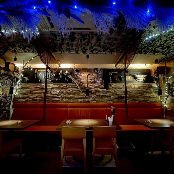 お一人様のご利用も多く、落ち着いたカウンターで赤5白5種の自然派ワインをグラス1杯よりお楽しみいただけます。最近導入の全国のクラフトビールを集めたタップマルシェでは毎日タイプの違うクラフトビールを4種お楽しみいただけます。そして！クラフトビールを飲んでサイコロチャレンジではビールが半額！無料になるかも？