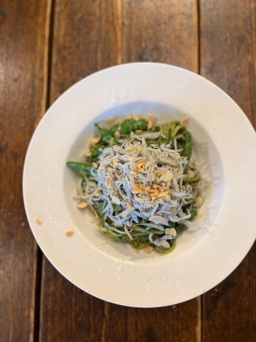 フレスカ ランチ限定パスタ

リングイネ　ジェノヴェーゼ🌿

フレッシュなバジルで作る自家製ジェノヴェーゼソースを、もちもちのリングイネに合わせて。

上からシラスも乗せて、ぺろっといけちゃいます

これからの季節にぴったりの爽快感。是非。

📍フレスカオイスターバー&キッチン
 埼玉県川口市栄町3-3-8 048-229-6618 
 @the.fresca 

📍牡蠣と炉端とおばんざい食堂くく（姉妹店）
 埼玉県川口市幸町2-3-7 048-242-5269
 @syokudo.kuku 

#フレスカ川口
#食堂くく
#川口グルメ
#生牡蠣
#オイスターバー
#川口居酒屋
#川口駅
#ナチュールワインが飲める店
#ナチュラルワイン
#オイスタグラム
#洋食
#イタリアン
#フレンチ
#スペイン
#ランチ
#ディナー
#白ワイン
#オレンジワイン