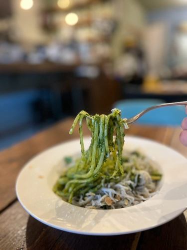 フレスカ ランチ限定パスタ

リングイネ　ジェノヴェーゼ🌿

フレッシュなバジルで作る自家製ジェノヴェーゼソースを、もちもちのリングイネに合わせて。

上からシラスも乗せて、ぺろっといけちゃいます

これからの季節にぴったりの爽快感。是非。

📍フレスカオイスターバー&キッチン
 埼玉県川口市栄町3-3-8 048-229-6618 
 @the.fresca 

📍牡蠣と炉端とおばんざい食堂くく（姉妹店）
 埼玉県川口市幸町2-3-7 048-242-5269
 @syokudo.kuku 

#フレスカ川口
#食堂くく
#川口グルメ
#生牡蠣
#オイスターバー
#川口居酒屋
#川口駅
#ナチュールワインが飲める店
#ナチュラルワイン
#オイスタグラム
#洋食
#イタリアン
#フレンチ
#スペイン
#ランチ
#ディナー
#白ワイン
#オレンジワイン