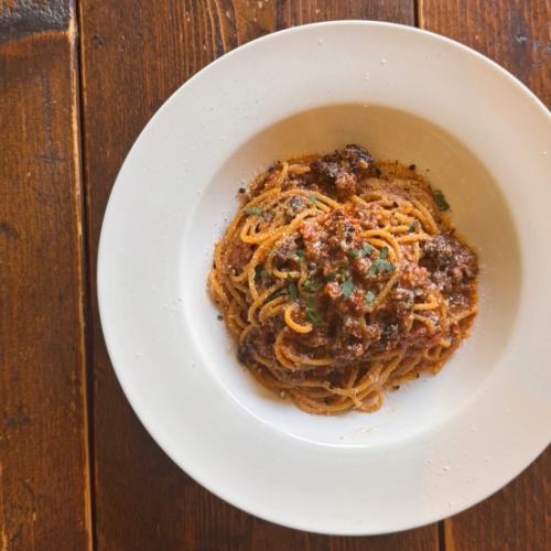 フレスカ ランチ限定パスタ

仔羊のボロネーゼ

ランチ限定気まぐれパスタです！

仔羊肉と豚の脂を合わせて挽き肉にして、香味野菜と一緒に丁寧に煮込んだソースが太めのスパゲティと相性抜群！
仔羊特有の香りと隠し味のスパイスが鼻をくすぐる食欲をそそる一皿です♪

📍フレスカオイスターバー&キッチン
 埼玉県川口市栄町3-3-8 048-229-6618 
 @the.fresca 

📍牡蠣と炉端とおばんざい食堂くく（姉妹店）
 埼玉県川口市幸町2-3-7 048-242-5269
 @syokudo.kuku 

#フレスカ川口
#食堂くく
#川口グルメ
#生牡蠣
#オイスターバー
#川口居酒屋
#川口駅
#ナチュールワインが飲める店
#ナチュラルワイン
#オイスタグラム
#洋食
#イタリアン
#フレンチ
#スペイン
#ランチ
#ディナー
#白ワイン
#オレンジワイン