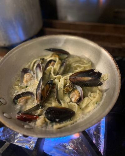 フレスカスペシャルメニュー

シャラティエッリ　3種の貝

バジルを練り込んだ手打ちパスタ「シャラティエッリ」
牛乳、ペコリーノチーズ、卵の水分のみで練ってます。

北海大アサリ、ムール貝、つぶ貝の３種類の貝を合わせてアーリオ・オーリオでどうぞ。

軽やかな一皿。これからの暖かい気候にぴったり。

今月のマススペシャル第二弾！どんどん美味しくなってます😆

📍フレスカオイスターバー&キッチン
 埼玉県川口市栄町3-3-8 048-229-6618 
 @the.fresca 

📍牡蠣と炉端とおばんざい食堂くく（姉妹店）
 埼玉県川口市幸町2-3-7 048-242-5269
 @syokudo.kuku 

#フレスカ川口
#食堂くく
#川口グルメ
#生牡蠣
#オイスターバー
#川口居酒屋
#川口駅
#ナチュールワインが飲める店
#ナチュラルワイン
#オイスタグラム
#洋食
#イタリアン
#フレンチ
#スペイン
#ランチ
#ディナー
#白ワイン
#オレンジワイン