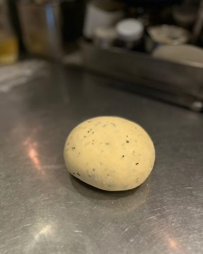 Fresca 特色菜单

Shalatiaelli 3种贝类

罗勒手工意大利面“Shalatielli”
它仅使用牛奶、佩科里诺奶酪和鸡蛋中的水分制成。

享用蒜香橄榄油酱搭配三种贝类：北海蛤蜊、贻贝和海螺。

清淡的菜。非常适合即将到来的温暖天气。

本月第二次大众特辑！越来越好吃了😆

📍弗雷斯卡牡蛎酒吧和厨房
埼玉县川口市荣町3-3-8 048-229-6618
@the.fresca

📍牡蛎、炉端和端菜餐厅Kuku（姐妹店）
埼玉县川口市幸町2-3-7 048-242-5269
@syokudo.kuku

#弗雷斯卡川口
#餐厅库库
#川口美食
#生蚝
#牡蛎吧
#川口居酒屋
#川口站
#可以喝天然酒的餐厅
#天然酒
#Oystagram
#西餐
＃意大利
＃法语
＃西班牙
＃午餐
＃晚餐
#白葡萄酒
#橙酒
