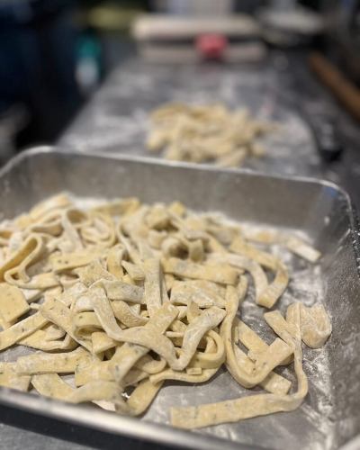Fresca 特色菜单

Shalatiaelli 3种贝类

罗勒手工意大利面“Shalatielli”
它仅使用牛奶、佩科里诺奶酪和鸡蛋中的水分制成。

享用蒜香橄榄油酱搭配三种贝类：北海蛤蜊、贻贝和海螺。

清淡的菜。非常适合即将到来的温暖天气。

本月第二次大众特辑！越来越好吃了😆

📍弗雷斯卡牡蛎酒吧和厨房
埼玉县川口市荣町3-3-8 048-229-6618
@the.fresca

📍牡蛎、炉端和端菜餐厅Kuku（姐妹店）
埼玉县川口市幸町2-3-7 048-242-5269
@syokudo.kuku

#弗雷斯卡川口
#餐厅库库
#川口美食
#生蚝
#牡蛎吧
#川口居酒屋
#川口站
#可以喝天然酒的餐厅
#天然酒
#Oystagram
#西餐
＃意大利
＃法语
＃西班牙
＃午餐
＃晚餐
#白葡萄酒
#橙酒