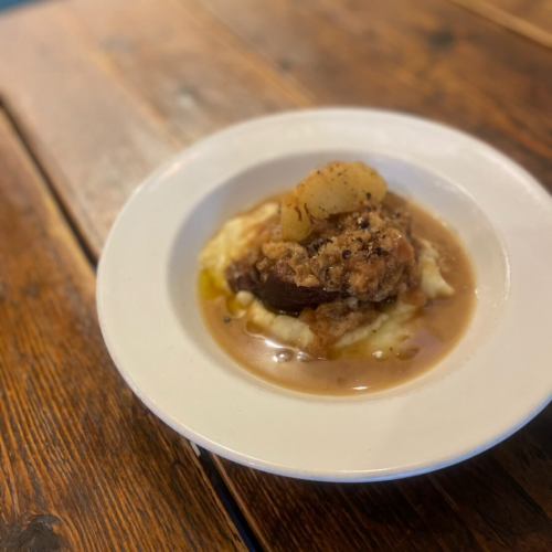 Fresca Special Menu

Normandy style beef carbonade

A local French dish close to Belgium.
The beef shoulder meat is rich in flavor and has little excess fat.
To bittersweet beer stew.

Served Normandy style with sweet and sour cooked apples.

This is a summer stew menu that goes well with alcohol.

📍Fresca Oyster Bar & Kitchen
3-3-8 Sakaemachi, Kawaguchi City, Saitama Prefecture 048-229-6618
@the.fresca

📍Oysters, Robata and Obanzai Restaurant Kuku (sister store)
2-3-7 Saiwai-cho, Kawaguchi City, Saitama Prefecture 048-242-5269
@syokudo.kuku

#Fresca Kawaguchi
#DiningKuku
#Kawaguchi Gourmet
#Raw oysters
#Oyster bar
#Kawaguchi Izakaya
#Kawaguchi Station
#Places where you can drink nature wine
#Natural wine
#Oistagram
#Western food
#Italian
#French
#Spain
#lunch
#Dinner #Rock oysters
#White wine
#Orange wine
