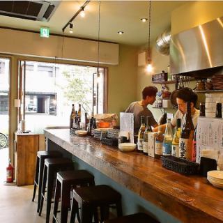 There is also a counter where you can easily enter even if you are alone.I think it will become a habit to have a quick drink at the counter, which has an atmosphere similar to a stylish bar overseas, before heading home.