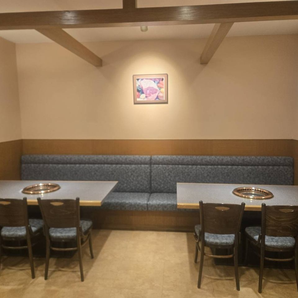 落ち着いた雰囲気の店内でごゆっくりお寛ぎください。