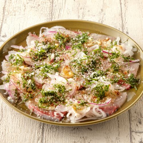 黄尾鱼紫苏薄片配柚子胡椒