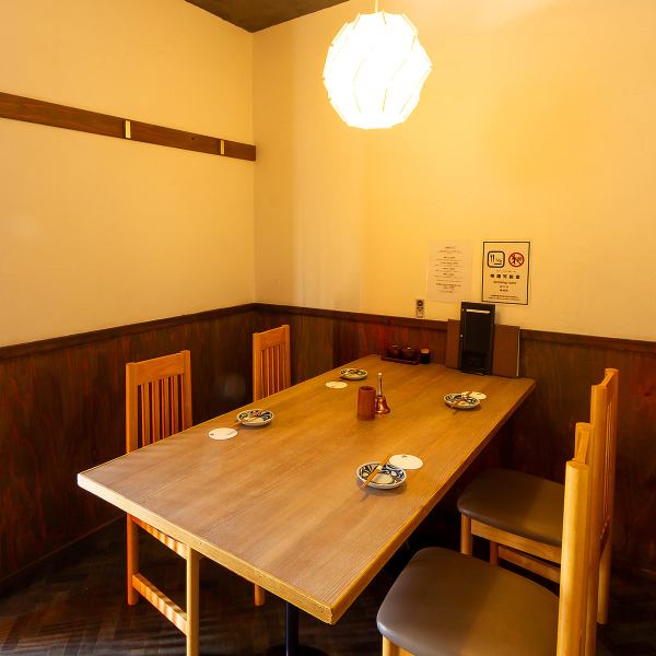 ≪店内席情報≫プライベート感あふれるテーブル席は、ご友人とのお食事や宴会、女子会利用にも最適です。カウンター席では、熟練の店主が目の前で焼き上げる焼き鳥を眺めつつ、厳選された地酒やワインとのマリアージュを堪能。