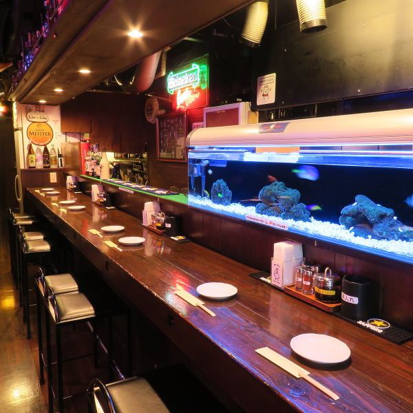 [Recommended for dates] The owner is a former PADI diving instructor, and the counter seats with an aquarium are recommended for dates with a bar atmosphere.The grilling area is set up against the wall, so smoke doesn't get around easily, making it popular with women as well.