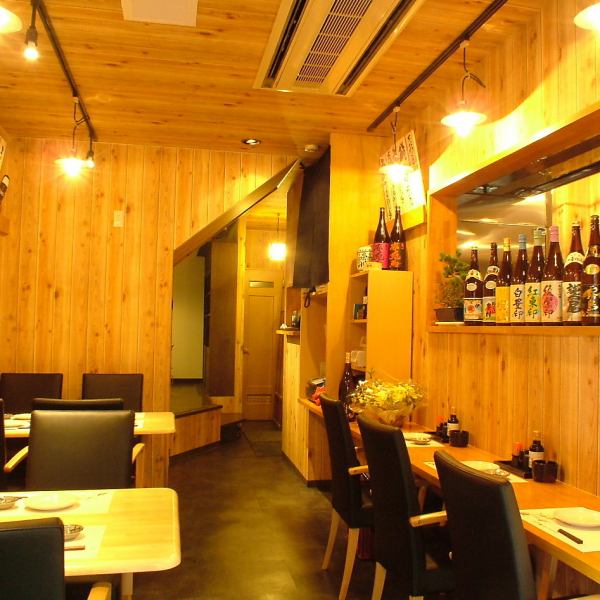 Comfortable lighting in the store ★ You can drink slowly at the counter seats! Have a nice time with everyone at the table! Please use our shop to make important memories ♪