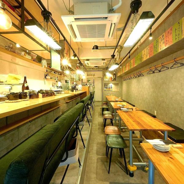 広々としたテーブル席は、会社のご宴会や女子会など、大人数での集まりにも柔軟に対応可能です☆貸切も20名以上であれば30名様まで着席可能◎美味しい料理を囲んで会話も弾み、まるでお家で寛いでいるような、そんな温かみのあるひとときをお約束します♪