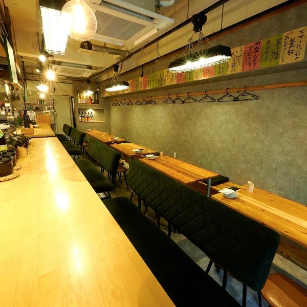 温かみのある照明が灯る店内は、モダンで落ち着いた大人の隠れ家のような雰囲気。お席はゆったりとしたソファタイプのカウンター席をご用意しており、お一人様はもちろんデートや語らいの場にも最適です。目の前で調理風景を楽しみながら、自慢の創作料理と厳選されたお酒を心ゆくまでお楽しみください。