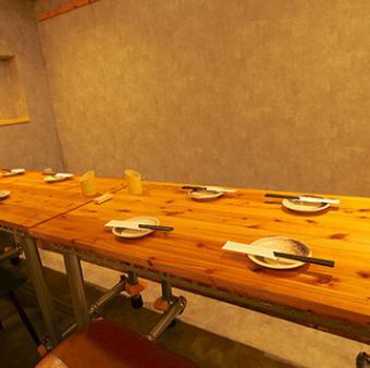 木目の美しい天板が印象的なテーブル席は、清潔感と温かみに溢れています☆壁には店主厳選の銘酒が並び、お酒への期待感も高まりますね♪適度なプライベート感があり、親しいご友人とのディナーや小規模な宴会にぴったり◎丁寧にセットされたお箸を手に、これから始まる美味しい料理との出会いに胸が躍る一席です★