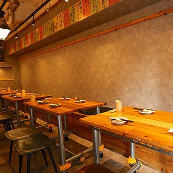 【居心地の良さを追求】ゆったり寛ぐテーブル席で楽しむ