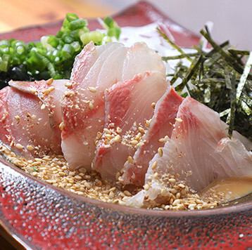 自家製ダレの香りに包まれる【博多風ゴマカンパチ】は新鮮な海の幸を味わう贅沢な一品◎