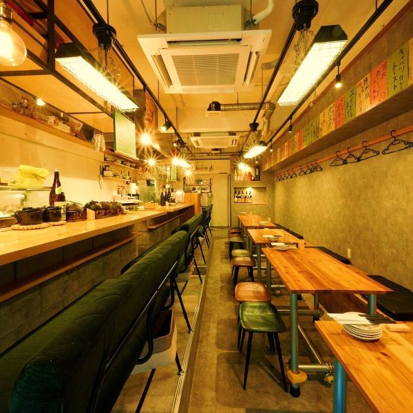 広々としたテーブル席は、会社のご宴会や女子会など、大人数での集まりにも柔軟に対応可能です☆貸切も20名以上であれば30名様まで着席可能◎美味しい料理を囲んで会話も弾み、まるでお家で寛いでいるような、そんな温かみのあるひとときをお約束します♪