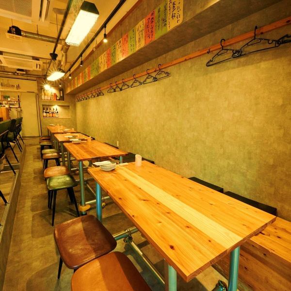 ゆったりと深く腰掛けられるソファ仕様のカウンター席は、デートや少人数でのご利用にぴったりです♪お席の間隔もゆとりを持って配置しており、周囲を気にせずお食事に集中できるのが嬉しいポイント。目の前で調理されるライブ感を楽しみながら、しずる感たっぷりの料理に舌鼓を打つ贅沢をぜひ★