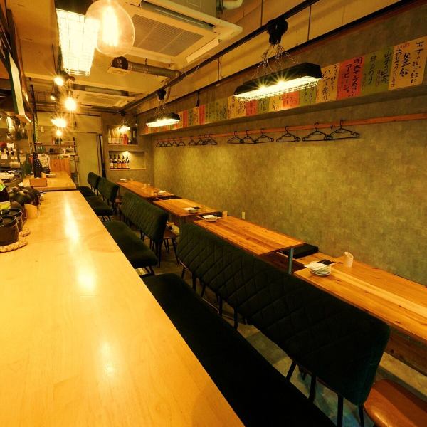 温かみのある照明が灯る店内は、モダンで落ち着いた大人の隠れ家のような雰囲気。お席はゆったりとしたソファタイプのカウンター席をご用意しており、お一人様はもちろんデートや語らいの場にも最適です。目の前で調理風景を楽しみながら、自慢の創作料理と厳選されたお酒を心ゆくまでお楽しみください。