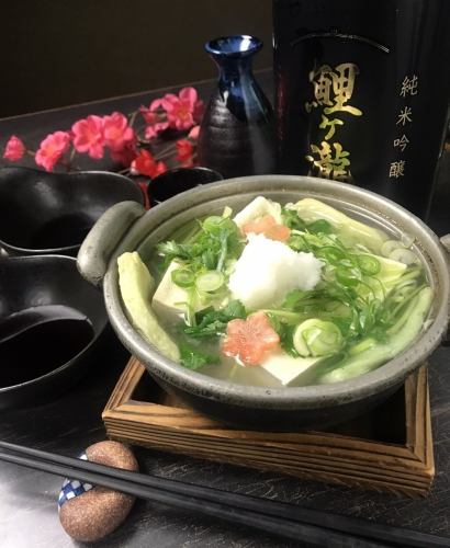 小鍋裡煮豆腐和共生麵筋，加雨夾雪