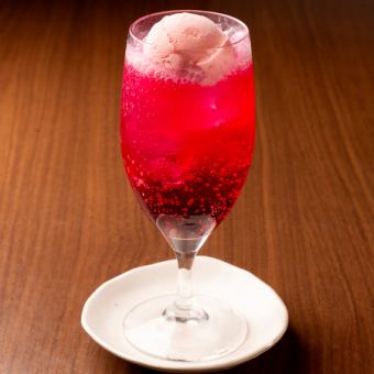 苺のクリームソーダ