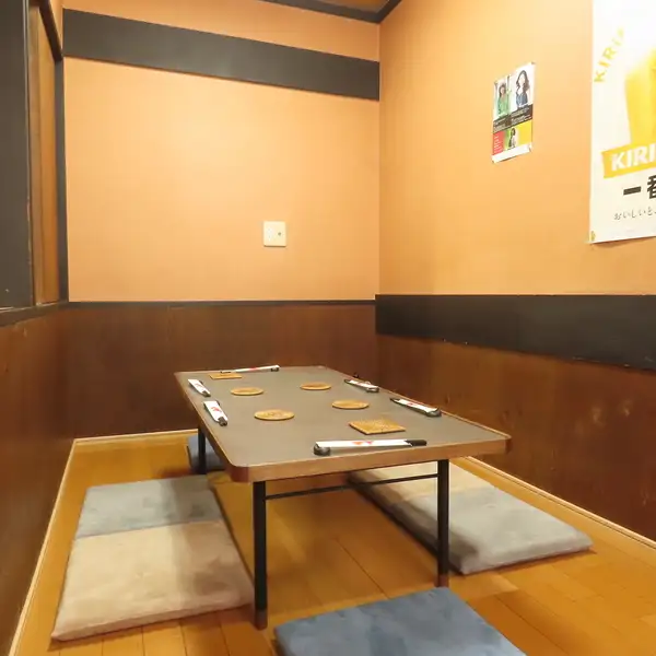 【少人数の飲み会に嬉しい小上がり席】店内には4～6名様でご利用いただける小上がりのテーブル席を1卓完備しております。靴を脱いでリラックスできる空間は、ご友人同士の飲み会や女子会、ご家族でのお食事など、様々なシーンにぴったり！周りを気にせず、ワイワイ楽しいひとときをお過ごしください。