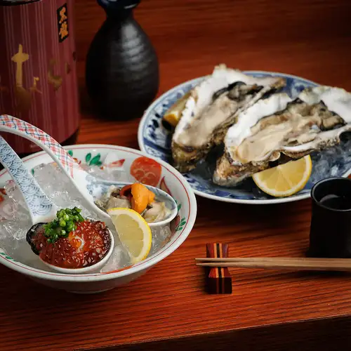 We prepare fresh ingredients delivered directly from Toyosu Market right in front of you.