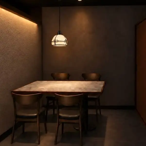 【完全個室を完備】各種ご宴会や会社の飲み会、ご友人とのお集まりなど団体様でのご利用も大歓迎。落ち着いた和モダン空間にはゆったりと寛げるお席や個室をご用意しており大人数でも心地よくお過ごしいただけます。職人が握る江戸前鮨や旨み沁みるお出汁料理、こだわりの逸品料理に加え、豊富なドリンクメニューも充実。