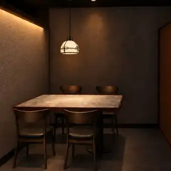 Private rooms offer a special space where you can enjoy creative Japanese cuisine in a private setting.The subdued lighting and stylish interior create a sophisticated atmosphere.Because you can focus on conversation and meals with your loved ones without worrying about your surroundings, it's perfect for special occasions like anniversaries and birthdays.We can provide private rooms to suit your group size, from two people to large parties.