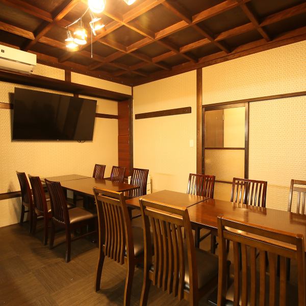 明るく落ち着いた雰囲気の店内でくつろぎのひとときを。店内は木目調のインテリアで統一された、『木』のぬくもり溢れる落ち着いた雰囲気となっております。ゆっくりおくつろぎいただけるテーブル席をご用意しておりますので、ご家族やご友人とのお食事から、会社の飲み会等、様々なシーンにぜひご利用ください！