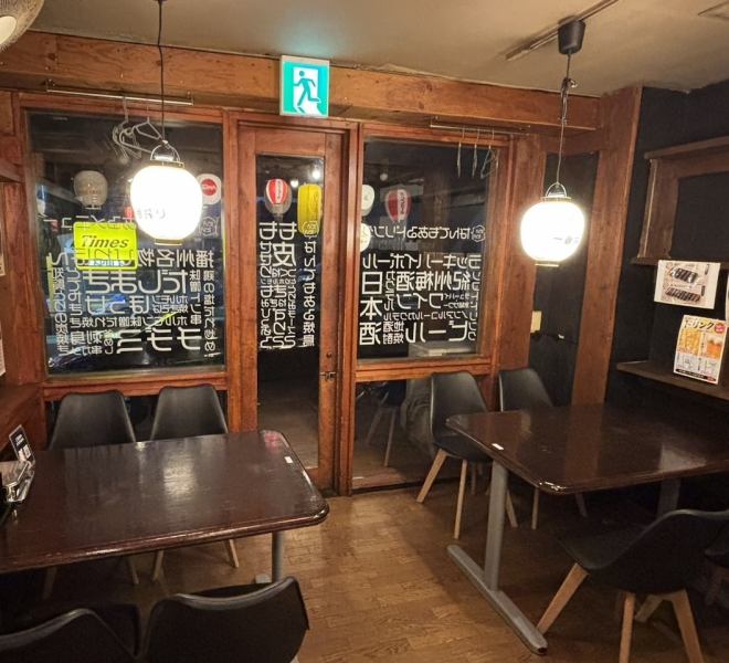 【どんなシーンでも使いやすいテーブル席】日常のちょっとした飲みの席として活躍するテーブル席もご用意しております◎普段のお食事会や軽いお集まりにご利用いただけるのはもちろん、ご宴会予約も承っておりますのでお気軽にお問い合わせください♪