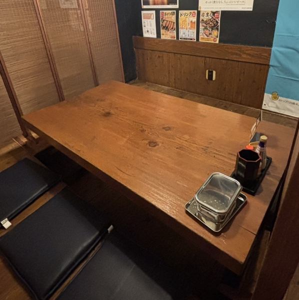 【プライベートなお食事の場にピッタリの半個室】周囲の視線がほどよく遮られる半個室のお席は、お友達同士で料理も会話も楽しみたい女子会におすすめの空間です♪おいしい鶏肉をたっぷり食べたい気分の日は、ぜひみなさまで当店へお越しくださいませ◎