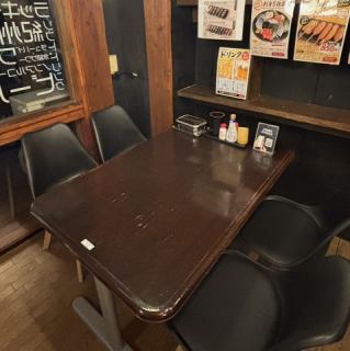 日常のちょっとしたお食事や、ご同僚との飲みの席として使いやすい4名様用テーブル席は10卓をご用意しております◎昔ながらの料理やこだわりの鶏料理を多数取り揃える当店で、会話のはずむ楽しいひとときをお過ごしください♪