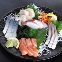 サーモン/カンパチ/イカ/ホッキ貝とバイ貝/たこ/〆サバ 各