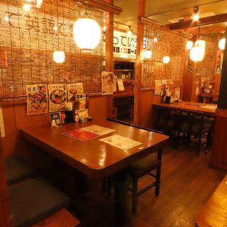 我們有10張可容納4人的餐桌，非常適合與同事享用便餐或小酌。餐廳提供各式各樣的傳統菜餚和精心烹調的雞肉料理，讓您在輕鬆愉快的氛圍中暢談交流。