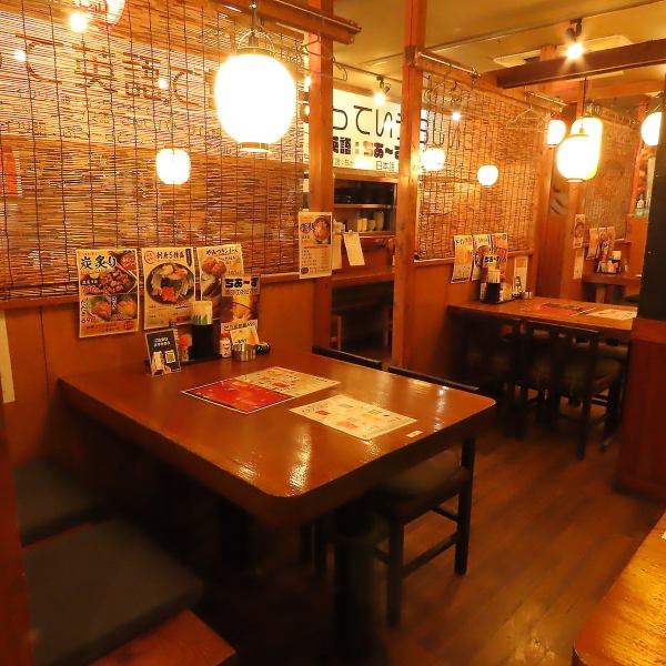 テーブル席は気心知れたお仲間との飲み会や会話を楽しみたい女子会などにオススメです♪日常のちょっとしたお食事の席としても大活躍する使い勝手の良さも魅力の一つ◎親しみを持てる雰囲気の店内で美味しい料理やお酒を囲んでワイワイと楽しいひとときを満喫！
