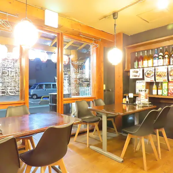 テーブル席は気心知れたお仲間との飲み会や会話を楽しみたい女子会などにオススメです♪日常のちょっとしたお食事の席としても大活躍する使い勝手の良さも魅力の一つ◎親しみを持てる雰囲気の店内で美味しい料理やお酒を囲んでワイワイと楽しいひとときを満喫!