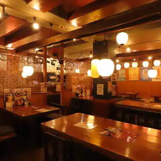 我们有10张可容纳4人的餐桌，非常适合与同事享用便餐或小酌。餐厅提供各式各样的传统菜肴和精心烹制的鸡肉料理，让您在轻松愉快的氛围中畅谈交流。
