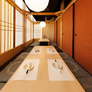 新宿近辺の会社の方から根強い人気のある団体個室。21名様まで対応可能な扉付きの個室。周りのお客様のことをお気になさることなくお食事が可能！！このお席は近隣の会社の方々の宴会でもよく用いらて大変重宝されております。