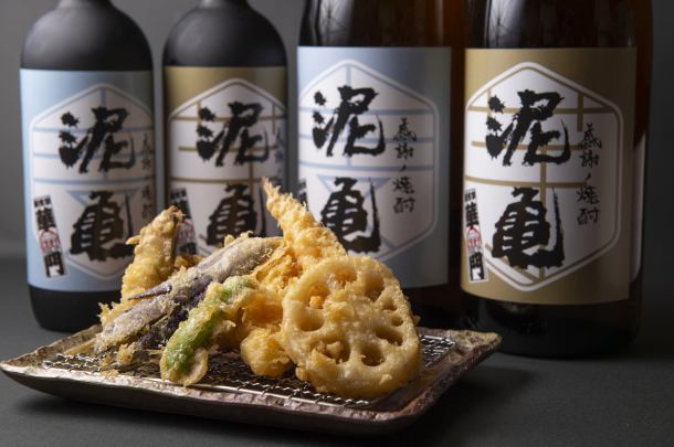 大なべで上げる、絶品の天ぷら！！料理が来るのを待つ間には、活気ある店内に天ぷらを揚げる音が聞こえてきます。