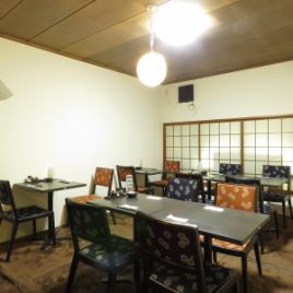 4席×3のテーブル席があります。