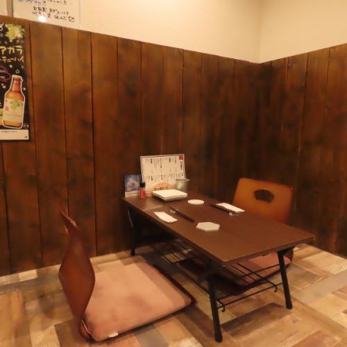ゆっくりお寛ぎいただけるお座敷席をご用意しております。恋人やご友人とのお食事に是非ご利用ください！会社仲間やお友達との歓送迎会・ご宴会にもオススメの座敷席です！
