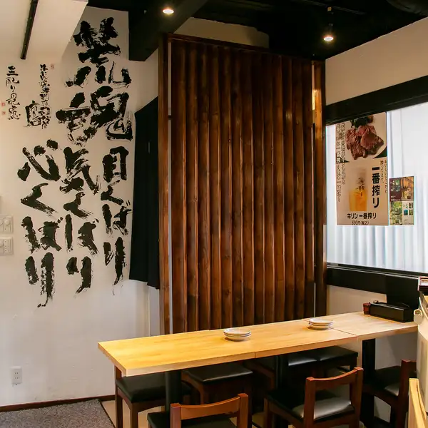 木をあしらった温かい空間に、シックな黒のシートが並ぶ落ち着いた雰囲気の店内。人数に合わせたテーブル席をご用意しており、お仕事帰りのサク飲みや仲間内での飲み会に最適。さらに、土日は前日までの電話予約で12:00～17:00の時間帯で特別に貸切り対応させていただきます！まさに大人のための居心地良い空間です。
