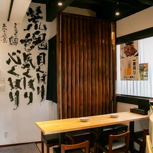 <p>木をあしらった温かい空間に、シックな黒のシートが並ぶ落ち着いた雰囲気の店内。人数に合わせたテーブル席をご用意しており、お仕事帰りのサク飲みや仲間内での飲み会に最適。さらに、土日は前日までの電話予約で12:00～17:00の時間帯で特別に貸切り対応させていただきます！まさに大人のための居心地良い空間です。</p>
