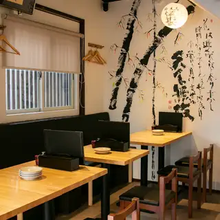 ゆったりとしたソファ席や、2名様、4名様など人数に合わせて利用可能なテーブル席が並んでいます。レイアウト変更も可能なため、少人数から各種ご宴会まで幅広いシーンに対応。温かい空間の中で、自慢の熟成牛タンを囲みながら、周りを気にせず仲間と盛り上がるひとときをお楽しみいただけます。
