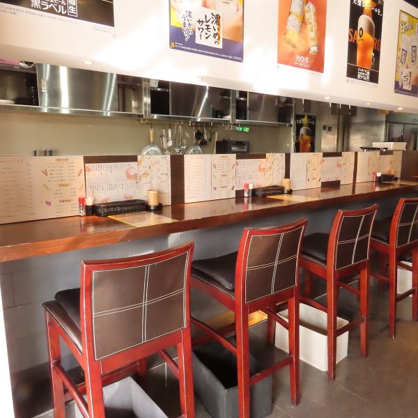 【明るく元気なスタッフが皆様をお迎えします】当店では他ではなかなか見かけない希少なウイスキーをご紹介しております。店内は活気に満ちており、友人やご家族との楽しい会話が弾む雰囲気が魅力。お客様が心地よく過ごせるよう、スタッフ一同丁寧におもてなしを行い、ウイスキーの楽しみ方などお話しさせていただきます。