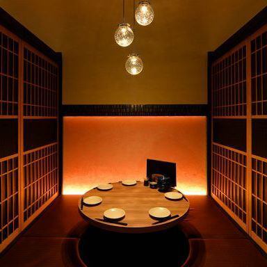 完全個室2~42名様までご利用できます。広々と寛いで頂ける掘りごたつ個室・テーブル・円卓を多数ご用意。落ち着いた雰囲気の個室席で、宴会・接待など様々シーンにてご利用頂けます。人数に合わせた個室をご用意いたします☆