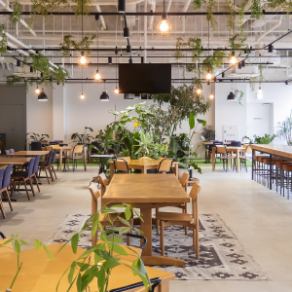 【一生の思い出を作りましょう♪】オシャレな店内で大切な人との特別な時間を過ごせます！結婚式二次会や同窓会、大型パーティーなどにぴったり！着席は100名様まで、立食は150名様まで対応可能です！白を基調としたオシャレな店内で美味しい料理と共に楽しいひとときを過ごしましょう♪宴会のご相談等もお待ちしています