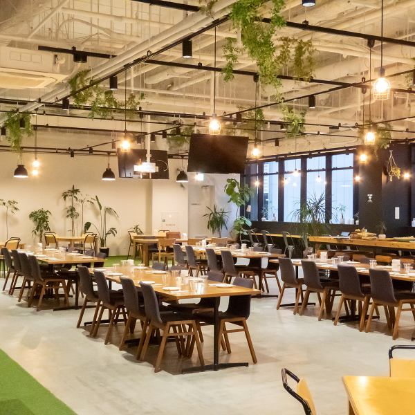 You can use the projector, screen, microphone, and speaker in the store. You can project your memories, show a surprise video, or even have an emotional movie experience! It can be used for a variety of purposes, and is recommended for large parties such as wedding receptions and company banquets. It's sure to be a memorable experience!